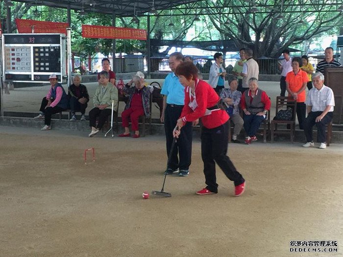 上海市举办庆祝“老人节”门球比赛